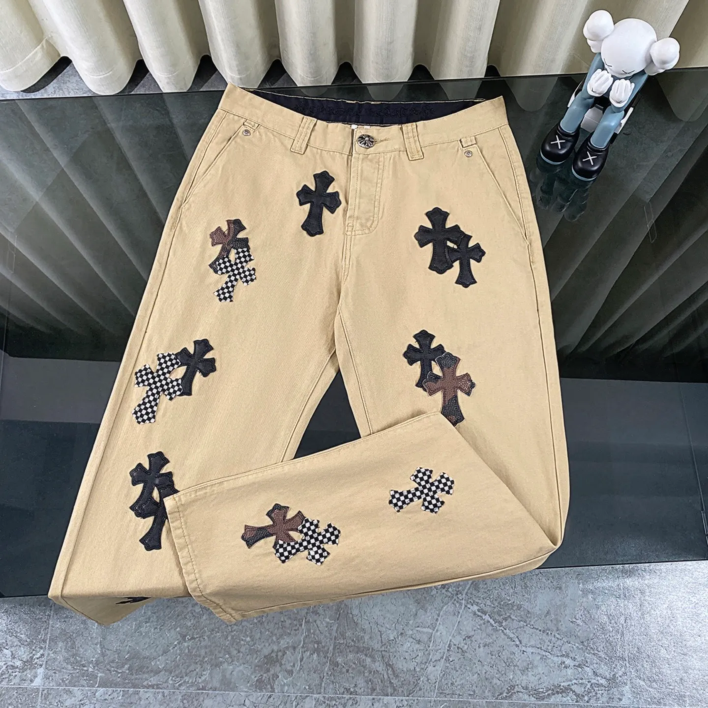 P260 chrome hearts new style horse hair checkerboard black cross patchwork khaki jeans vi Top heavy industry fashionable design] Consistent high street luxury style creation. Speaking of this style, the Zangyin family and GU family are definitely the leading representative brands. Especially the Zangyin family has really achieved a state-of-the-art effect in creating high street style. The unique washed material is used to create this style. The color system is quite eye-catching. After it is decorated with patchwork cross flowers, it cleverly highlights the charm of the brand. Secondly, this style uses classic The classic high-waist cutting design highlights the long legs and fashionable temperament of the upper body. The brand is highly recognizable and the slim fit configuration is more suitable for daily wear. It is a product that interprets personality, fashion, and specifications at a glance. This single product is enough to make any fan excited. It can be a white T-shirt for youthful preppy style, or a tight suspender for lady style. It has strong matching ability and can be easily controlled by men.  [Materials and craftsmanship] Needless to say, this point goes without saying. As an excellent craftsman brand, Zangyin’s requirements for details and craftsmanship are really perfect. The washed color of this model has gone through so many processes, not to mention the embellishment of denim appliques. It is also purely hand-made and sewn. Just like what they believe in, only hand-made things have soul and have the meaning of wear. A top-notch heavy-duty fashionable denim item, I look forward to your perfect interpretation! !  Size:28-36